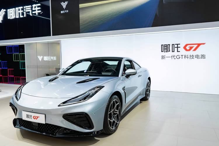 重庆46哪吒汽车在智能汽车领域的表现，领途汽车在新能源汽车市场中的影响力